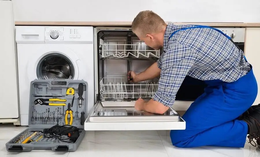 Elmadağ Beko servisi teknisyen ekibi beyaz eşya tamiri yaparken